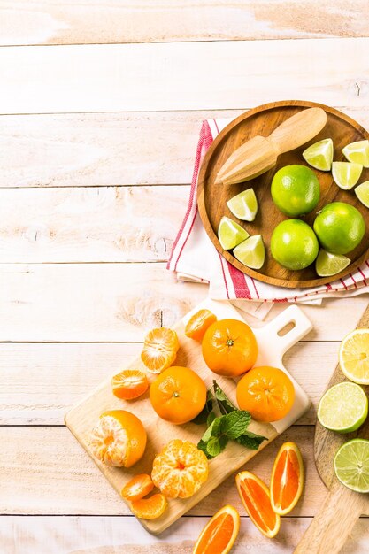 Foto variedad de cítricos que incluyen limones, líneas, pomelos y naranjas.