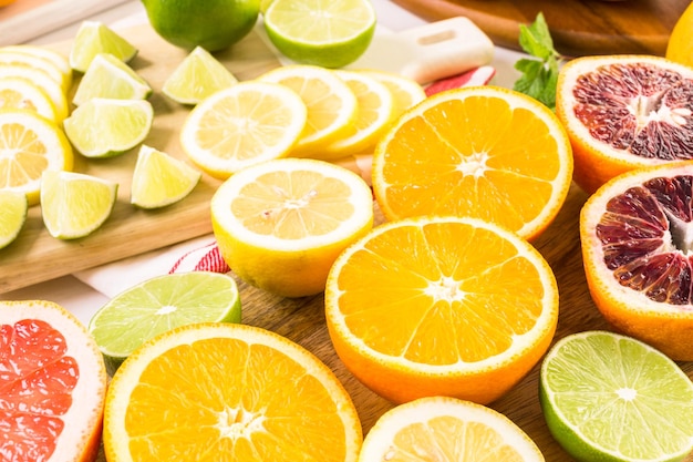 Variedad de cítricos que incluyen limones, líneas, pomelos y naranjas.