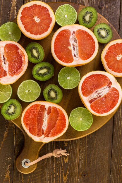 Variedad de cítricos que incluyen limones, líneas, pomelos y naranjas.