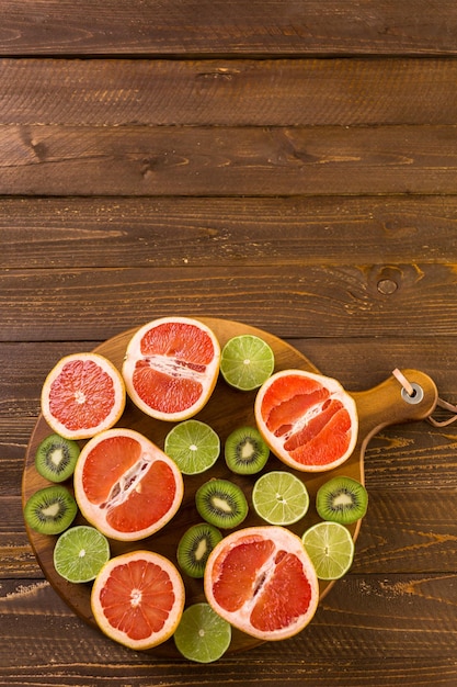 Variedad de cítricos que incluyen limones, líneas, pomelos y naranjas.