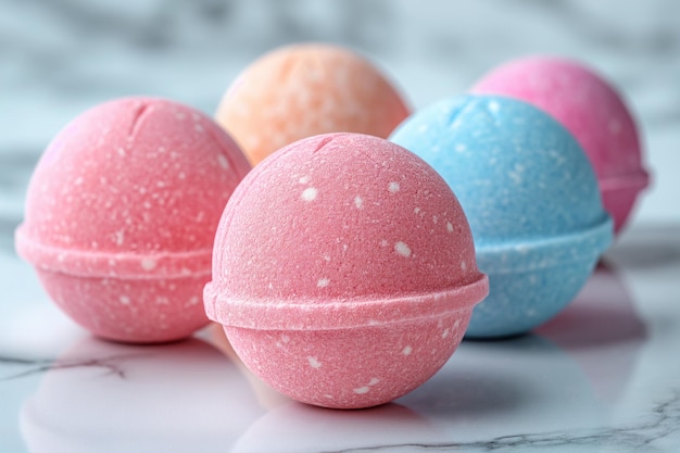 Variedad de coloridas bombas de baño bolas para bañarse sobre un fondo de mármol