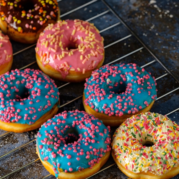 Variedad de coloridas deliciosas donas glaseadas en un color