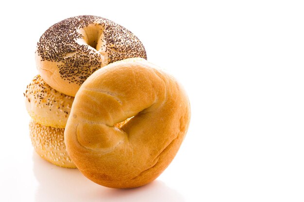 Una variedad de deliciosos bagels recién horneados.