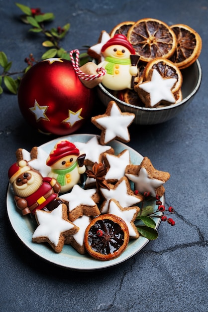 Variedad de diferentes galletas navideñas con decoraciones festivas.