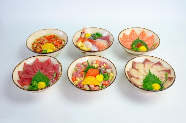 Variedad de Donburi con Marisco Salmón Maguro Hamachi y arroz japonés en tazón