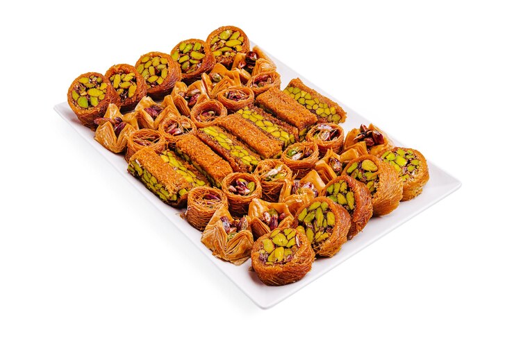 Una variedad dulce de pasteles tradicionales de Oriente Medio en una bandeja decorativa para celebrar y compartir