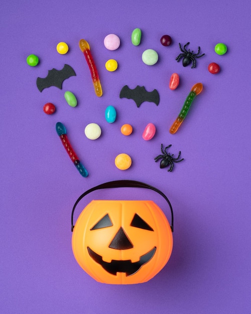 Una variedad de dulces coloridos sobre un fondo púrpura