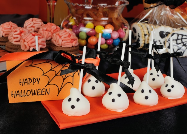 Variedad de dulces en la mesa en honor a Halloween