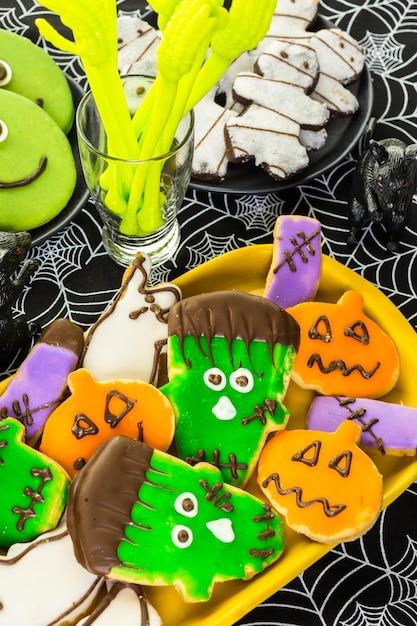 Variedad de dulces preparados como golosinas de Halloween.