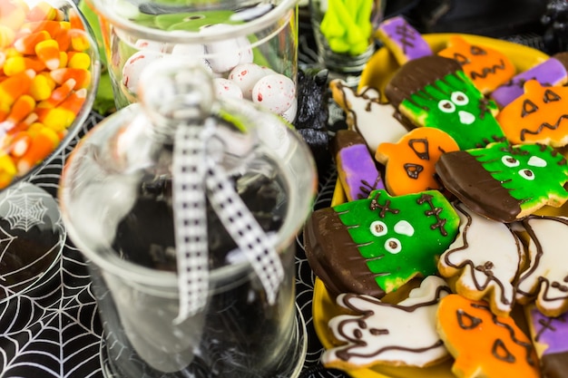 Foto variedad de dulces preparados como golosinas de halloween.