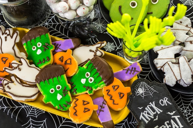 Foto variedad de dulces preparados como golosinas de halloween.