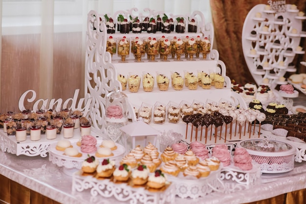 Variedad de dulces, tortas y cupcakes en el candy bar