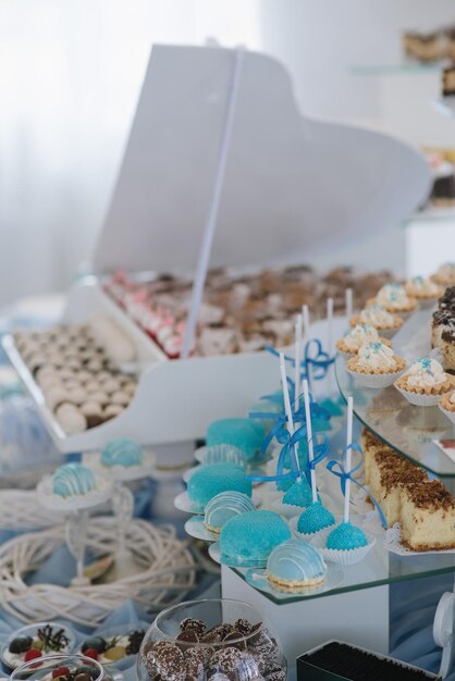 Variedad de dulces, tortas y cupcakes en el candy bar