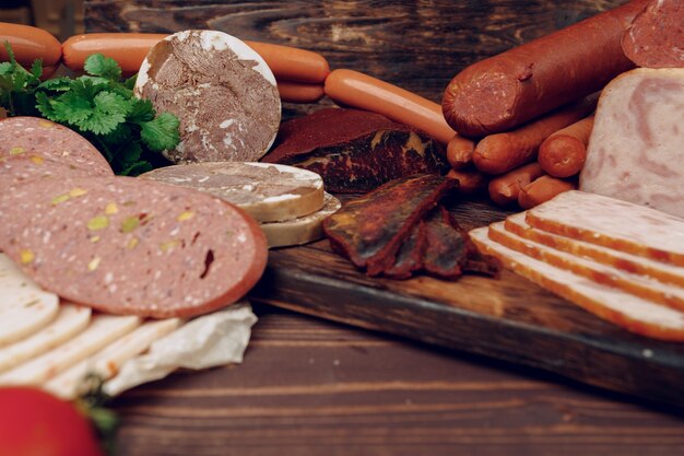 Foto variedad de embutidos de carne en tablero de madera