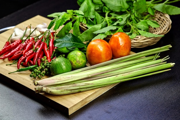 Foto la variedad de especias en la mesa