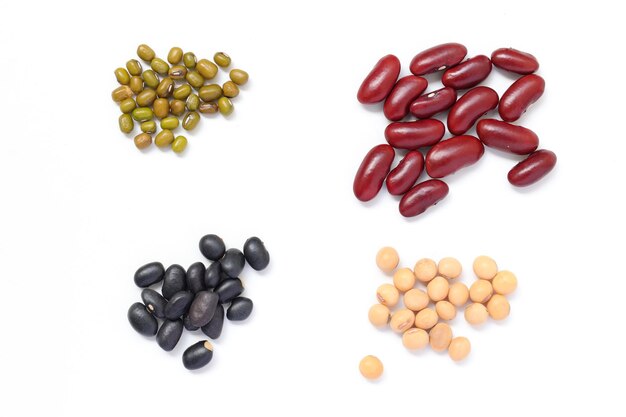 Una variedad de frijoles, mungo de riñón negro y soja