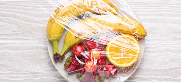 Una variedad de frutas y bayas en un plato blanco envuelto