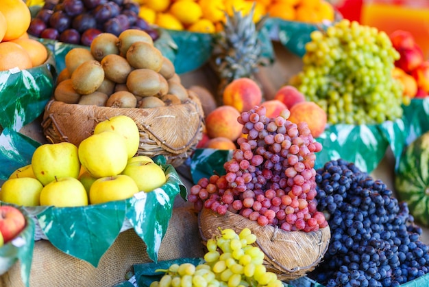 Variedad de frutas en cajas.