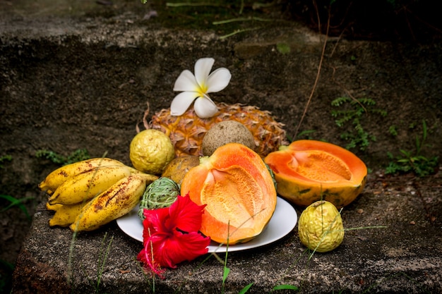 Variedad de frutas exóticas bodegón