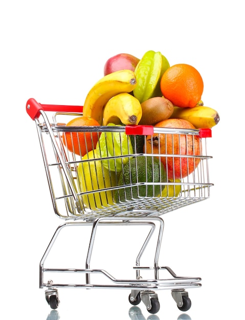 Una variedad de frutas exóticas en un carrito de compras aislado en blanco