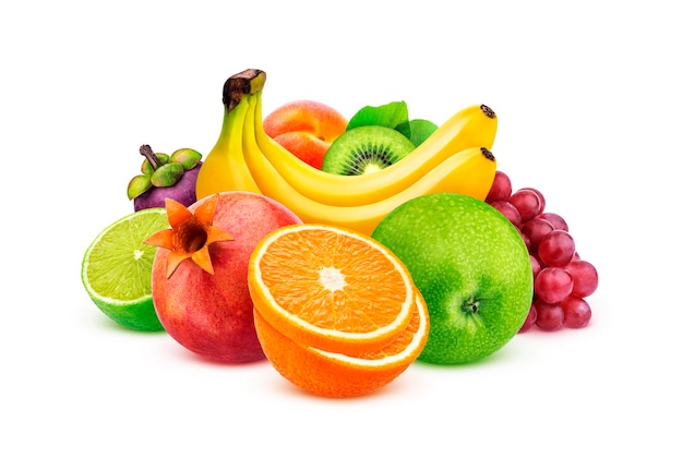 Una variedad de frutas exóticas frescas aisladas sobre un fondo blanco con una mezcla de alimentos frescos y saludables