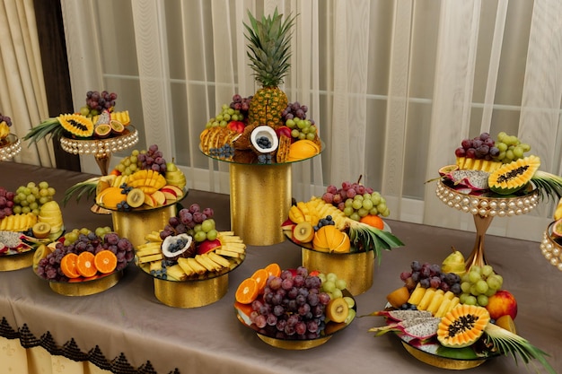 Una variedad de frutas exóticas en una mesa festiva para un banquete