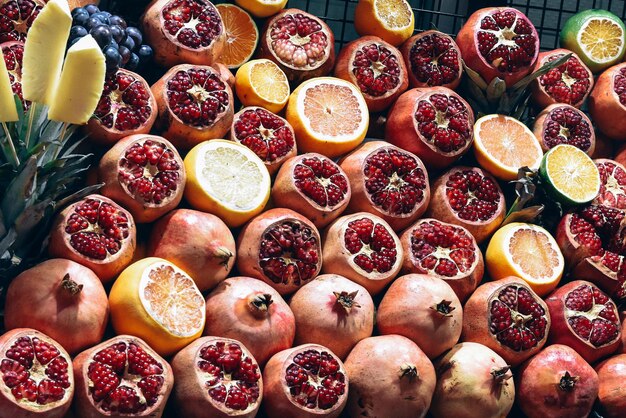 Variedad de frutas jugosas maduras granadas peladas en rodajas de naranja y pomelo manzanas verdes