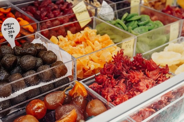 Variedad de frutas en un mercado callejero.