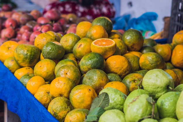 Variedad de frutas en el mercado vietnamita