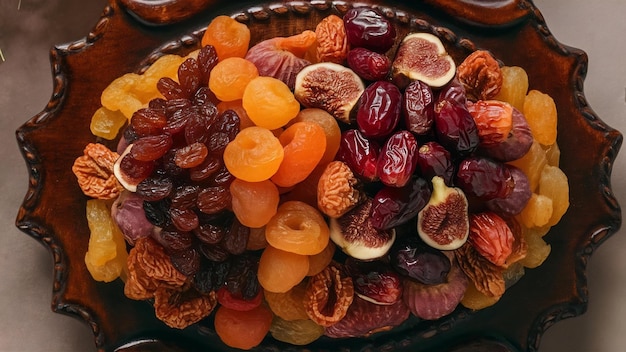 Variedad de frutas secas en una bandeja de madera