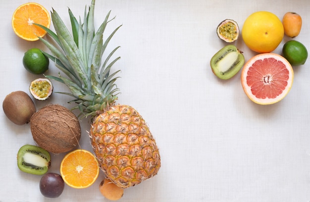 Variedad de frutas tropicales sobre fondo blanco.