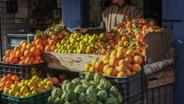 Variedad de frutas y verduras frescas para la venta en el mercado local.