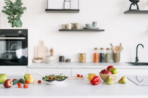 Variedad de frutas y verduras en la mesa de la cocina