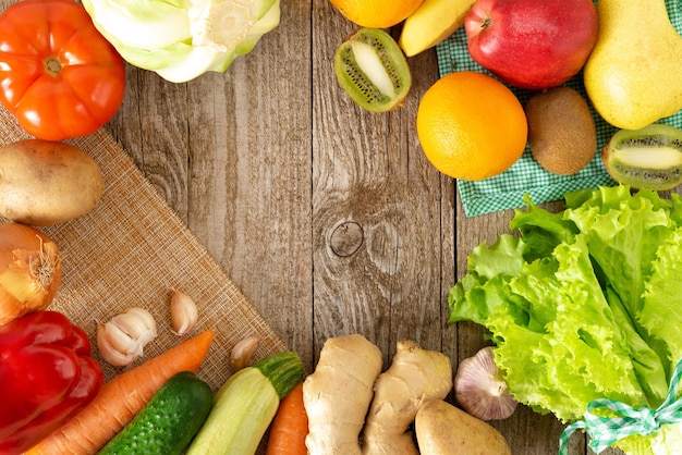 Variedad de frutas y verduras para tu mesa.