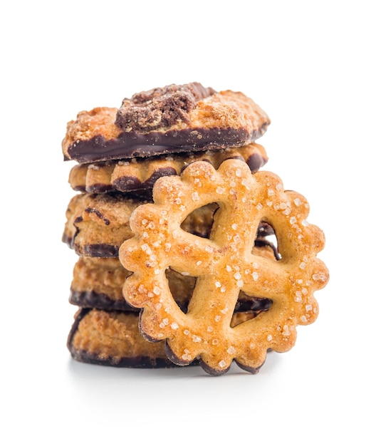 Una variedad de galletas dulces aisladas sobre el fondo blanco