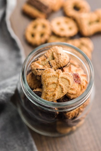 Una variedad de galletas dulces en el frasco