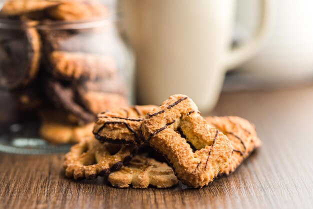 Una variedad de galletas dulces en la mesa de madera