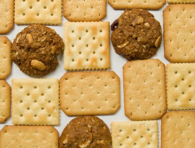 una variedad de galletas incluyendo una que tiene la palabra nueces en él