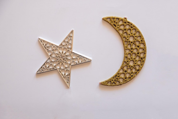 Foto variedad de galletas de semolina maamoul expuestas con estrellas de media luna y decoraciones de ramadán dulces árabes tradicionales para las celebraciones de eid al adha y eid al fitr