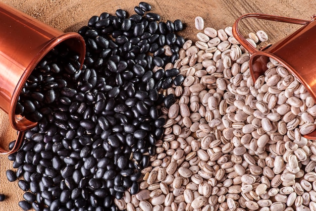 Foto variedad de grano: frijoles negros y frijoles marrones.