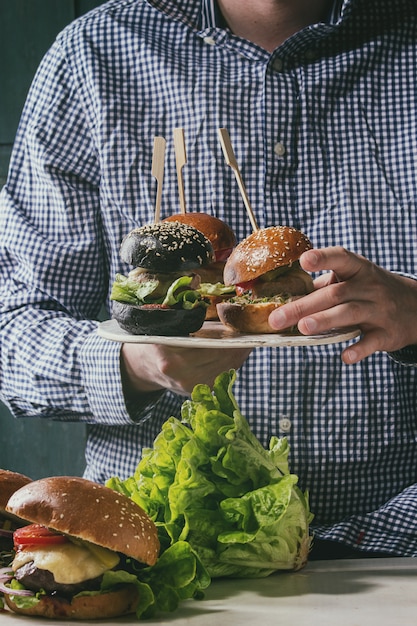 Variedad de hamburguesas caseras.