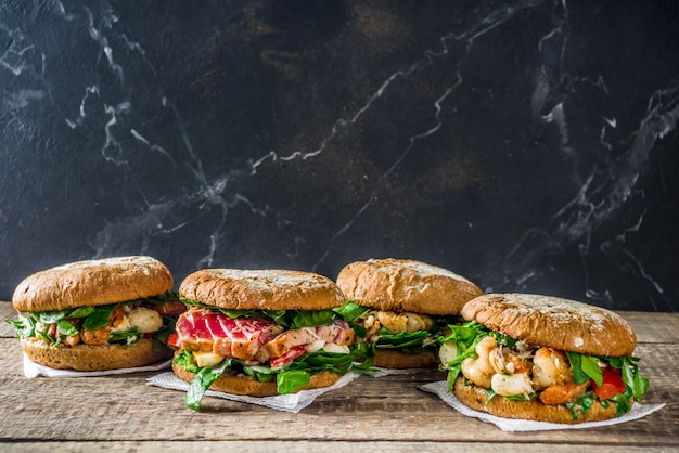 Variedad de hamburguesas de mariscos y pescados.