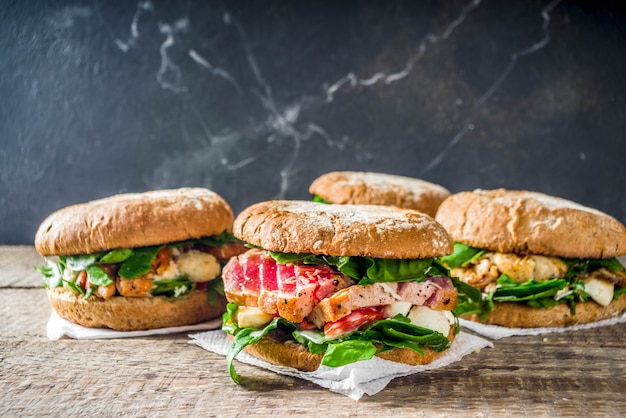 Variedad de hamburguesas de mariscos y pescados.