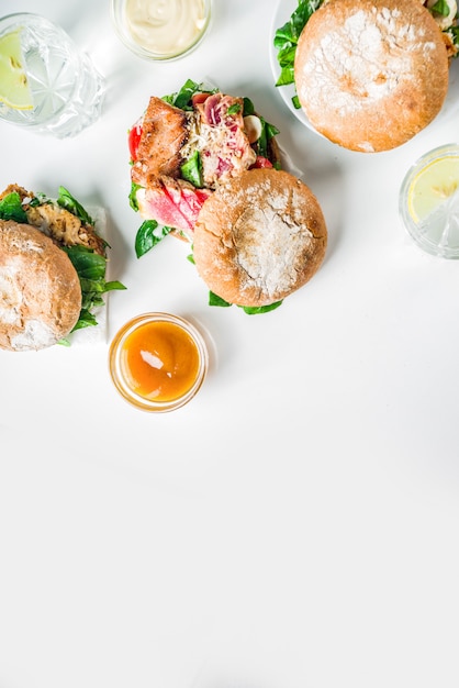 Variedad de hamburguesas de mariscos y pescados.