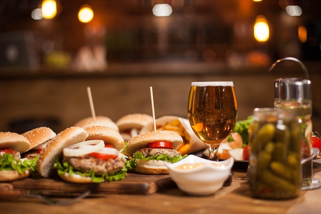 Variedad de hamburguesas en una mesa de madera de restaurante. Receta clásica.