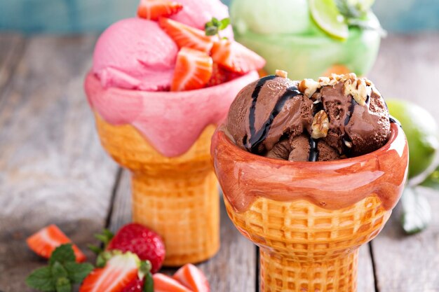 Variedad de helados en cuencos
