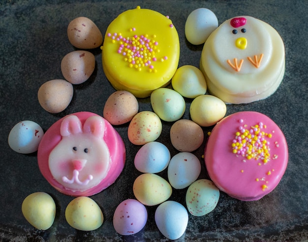 Variedad de huevitos de pascua y galletas decoradas