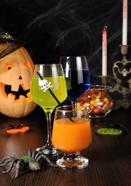 Foto variedad de jugos y bebidas en la mesa en honor a halloween