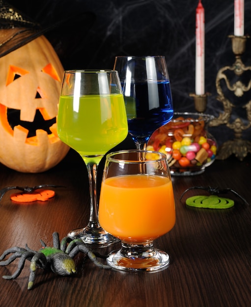 Variedad de jugos y bebidas en la mesa en honor a Halloween