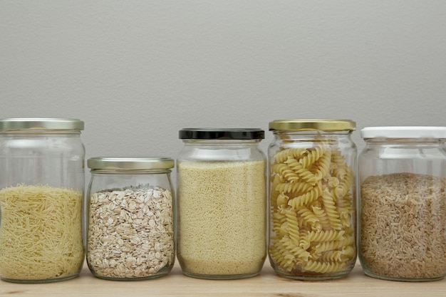 Foto variedad de legumbres y cereales en tarros de cristal concepto de cero residuos y estilo de vida ecológico vida doméstica sin residuos en el hogar y la cocina sin plástico